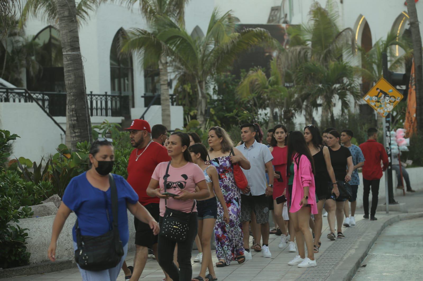 $!Turistas abarrotan el malecón de Mazatlán, lo disfrutan y quieren más...