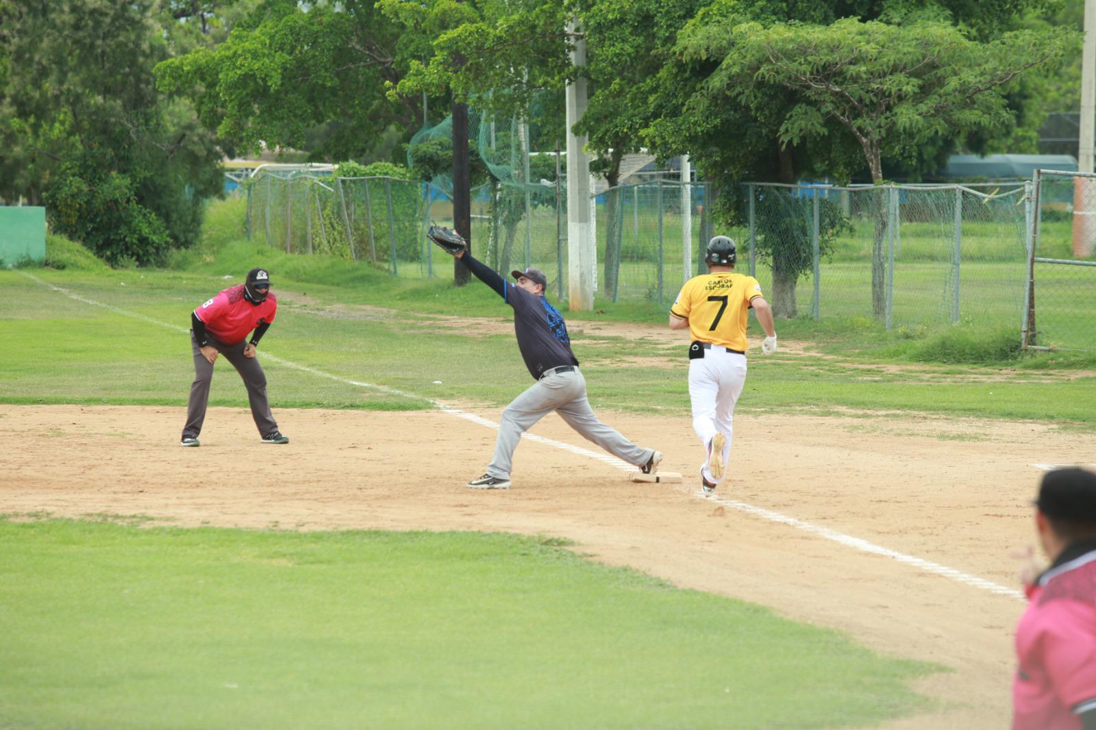 $!Covec acecha la cima de la Liga de Beisbol 40 Años y Más