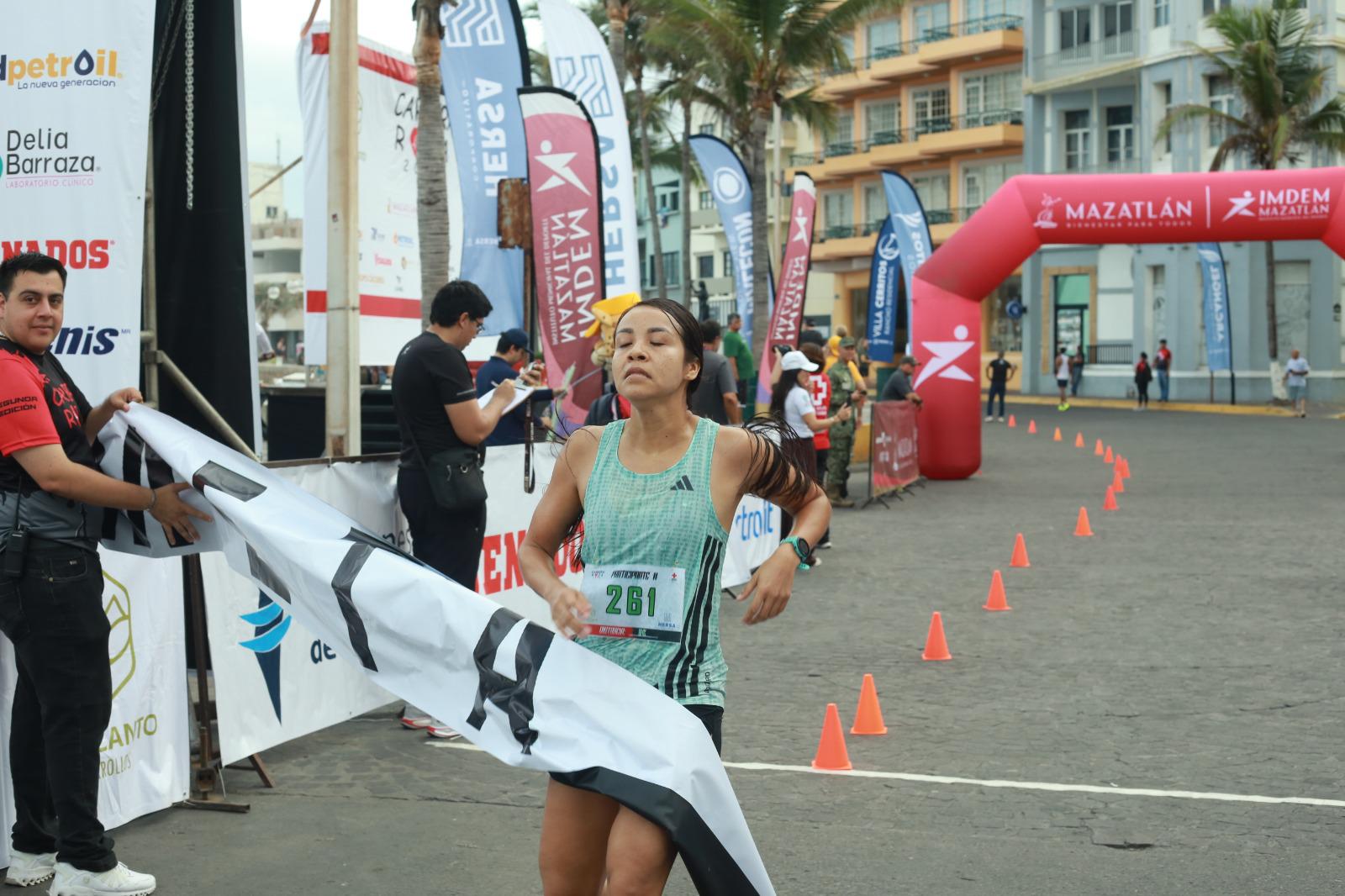 $!Jesús y Norma Labrador imponen su ley en la Carrera Roja 2026 en Mazatlán