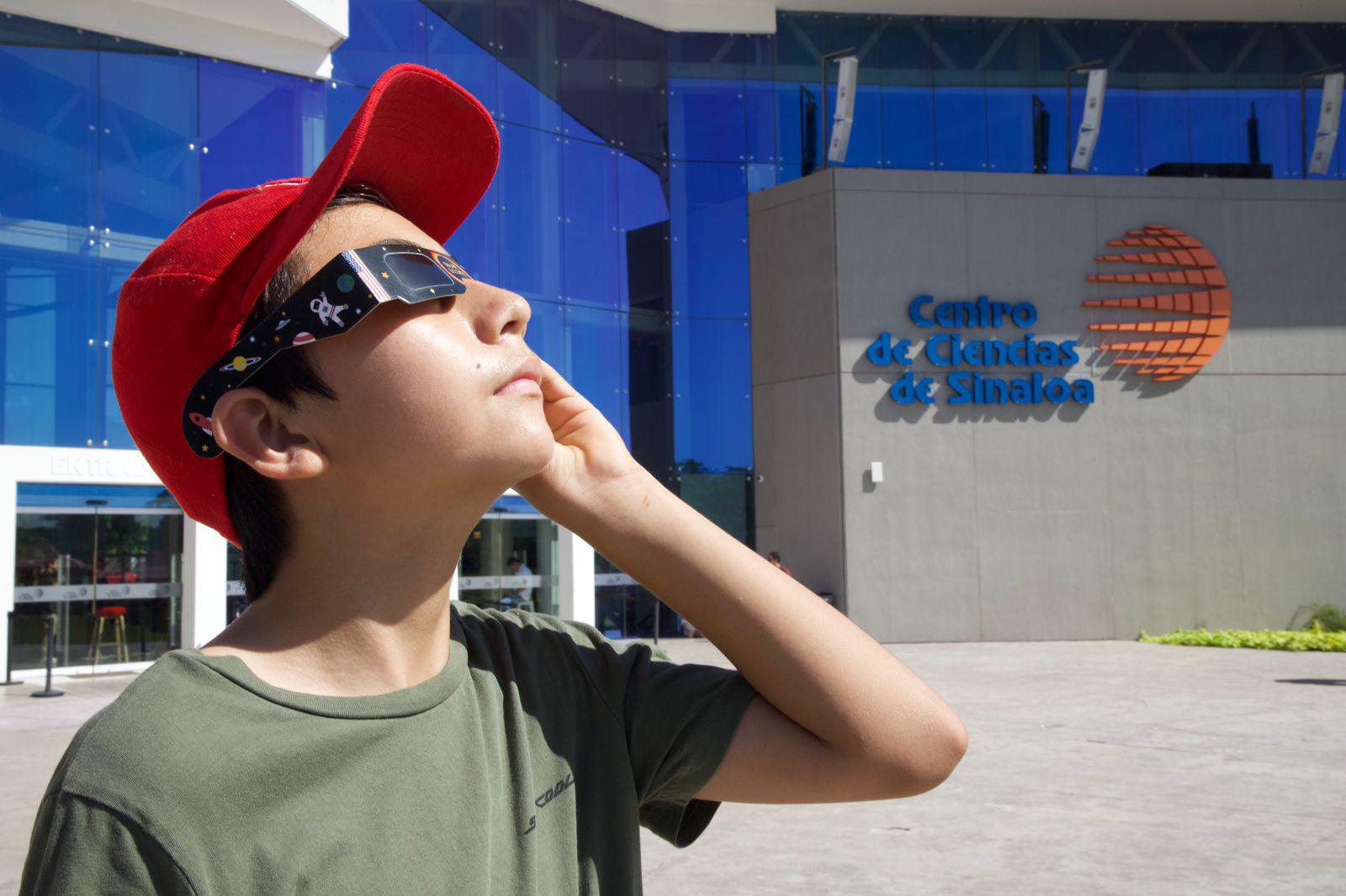 $!Montan festival por eclipse solar anular en el Centro de Ciencias en Culiacán