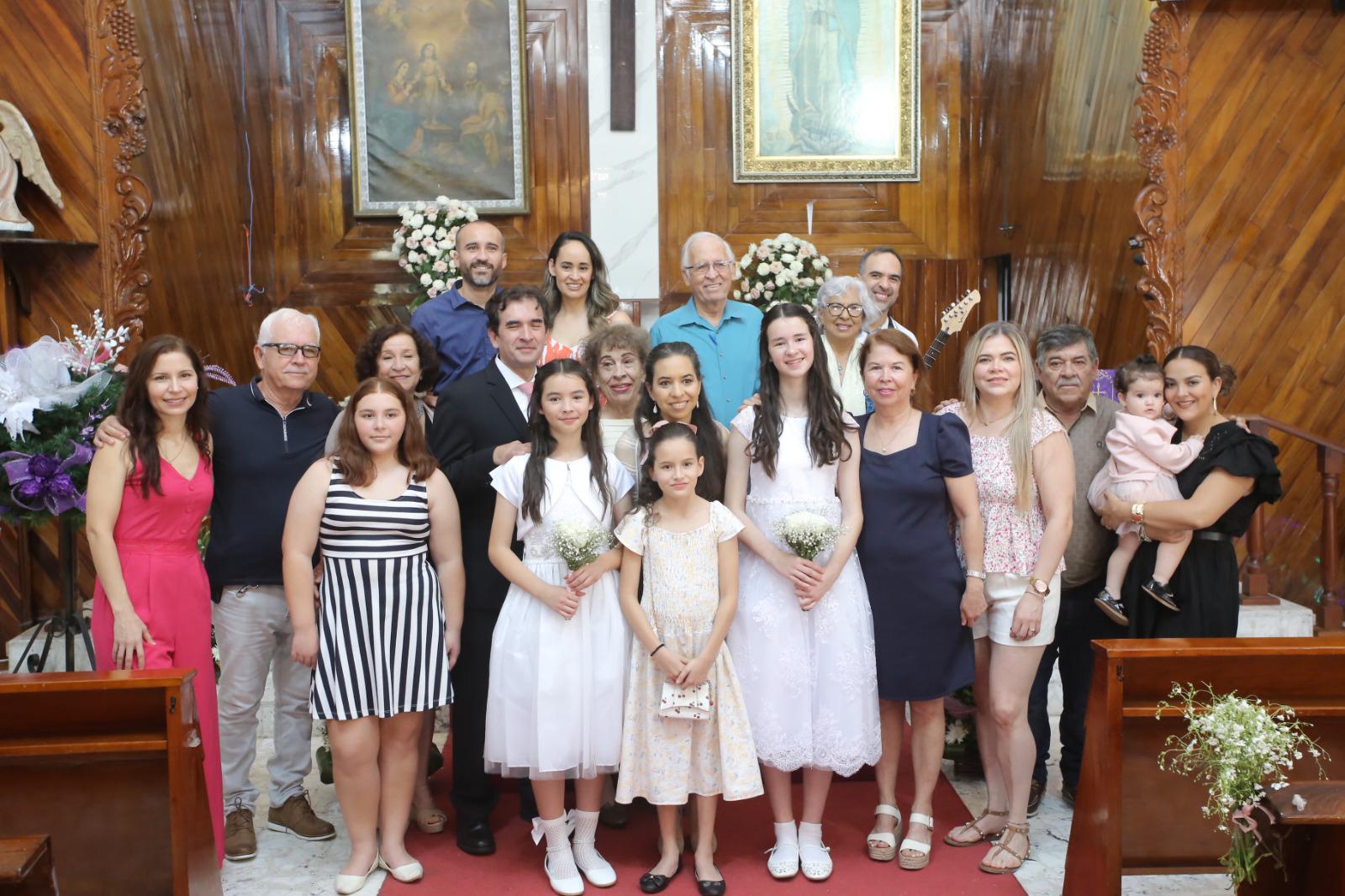 $!Familiares y amistades acompañaron a Alice y Eva ese día tan especial.