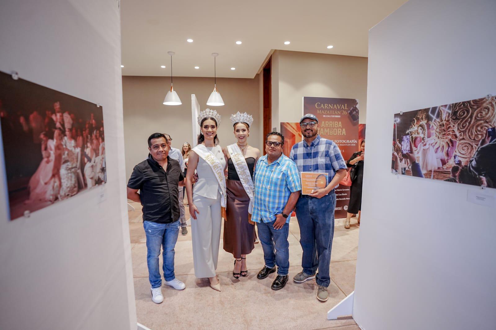 $!Anahí y Mariana entre Antonio Cruz Rincón, Mario Eduardo Reséndiz y Alfonso Valerio Cervantes, quienes obtuvieron mención honorífica en el concurso.