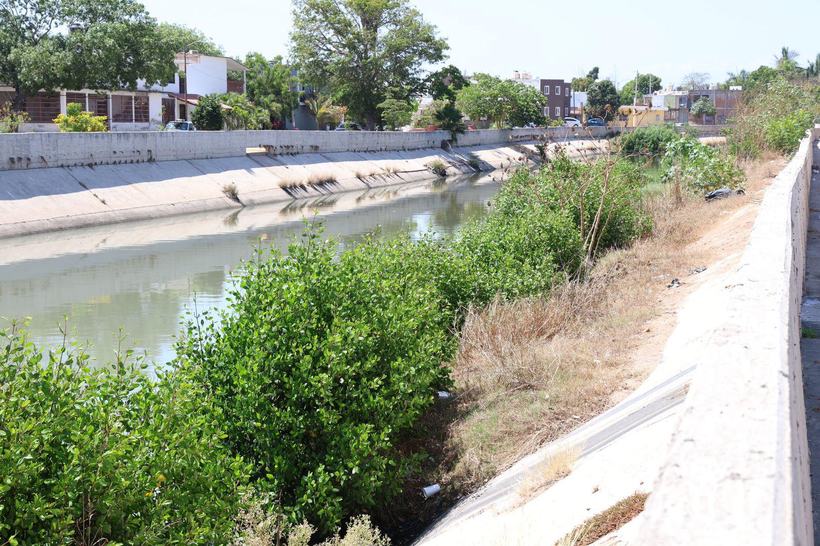 $!Basura y agua estancada afectan al Arroyo Jabalines y canales de Mazatlán
