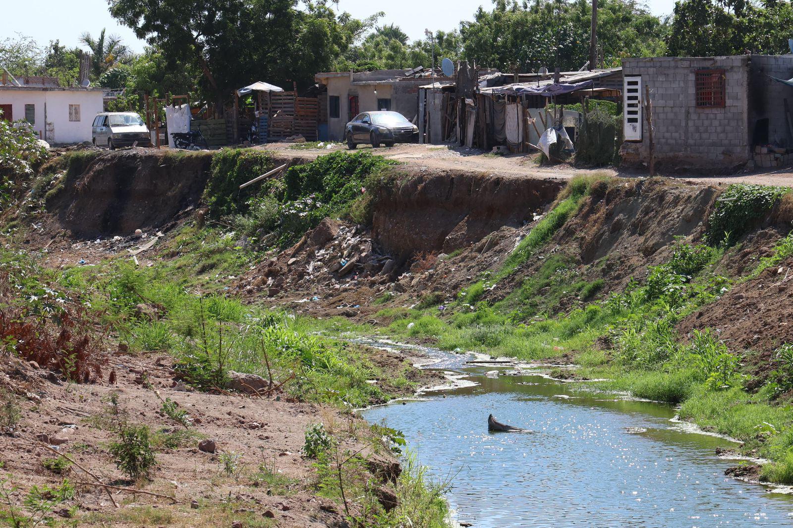 $!Basura y agua estancada afectan al Arroyo Jabalines y canales de Mazatlán