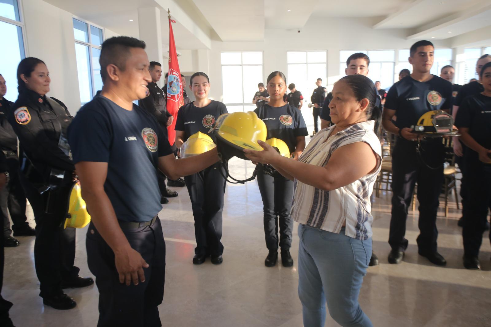 $!Celebra Bomberos Mazatlán su día entre reconocimientos y relevo generacional