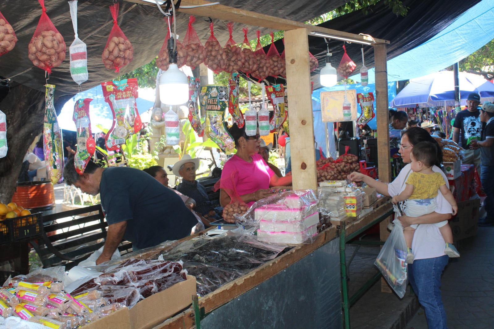 $!Comerciantes de Rosario invitan a consumir en la tradicional verbena navideña