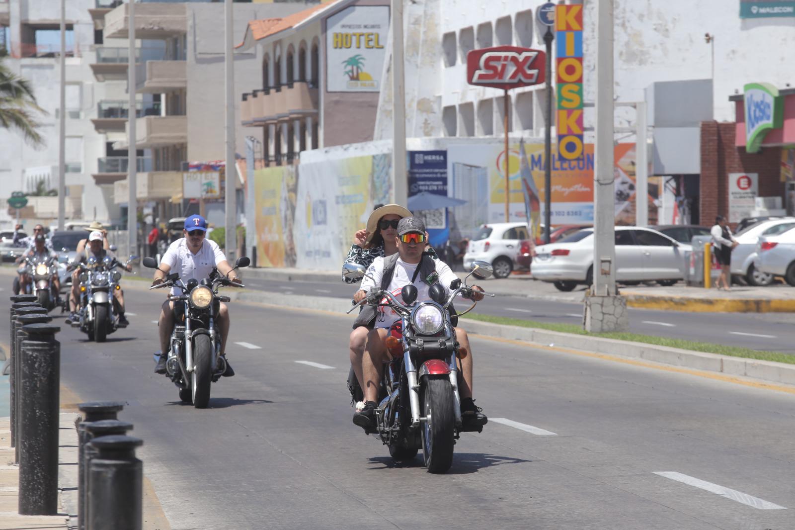 $!Bikers nacionales se apoderan de la zona turística de Mazatlán