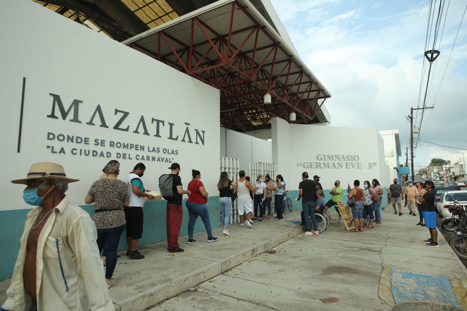 $!Se acaban desde temprano en el Centro de Convenciones de Mazatlán las 500 dosis contra el Covid-19 para personas rezagadas