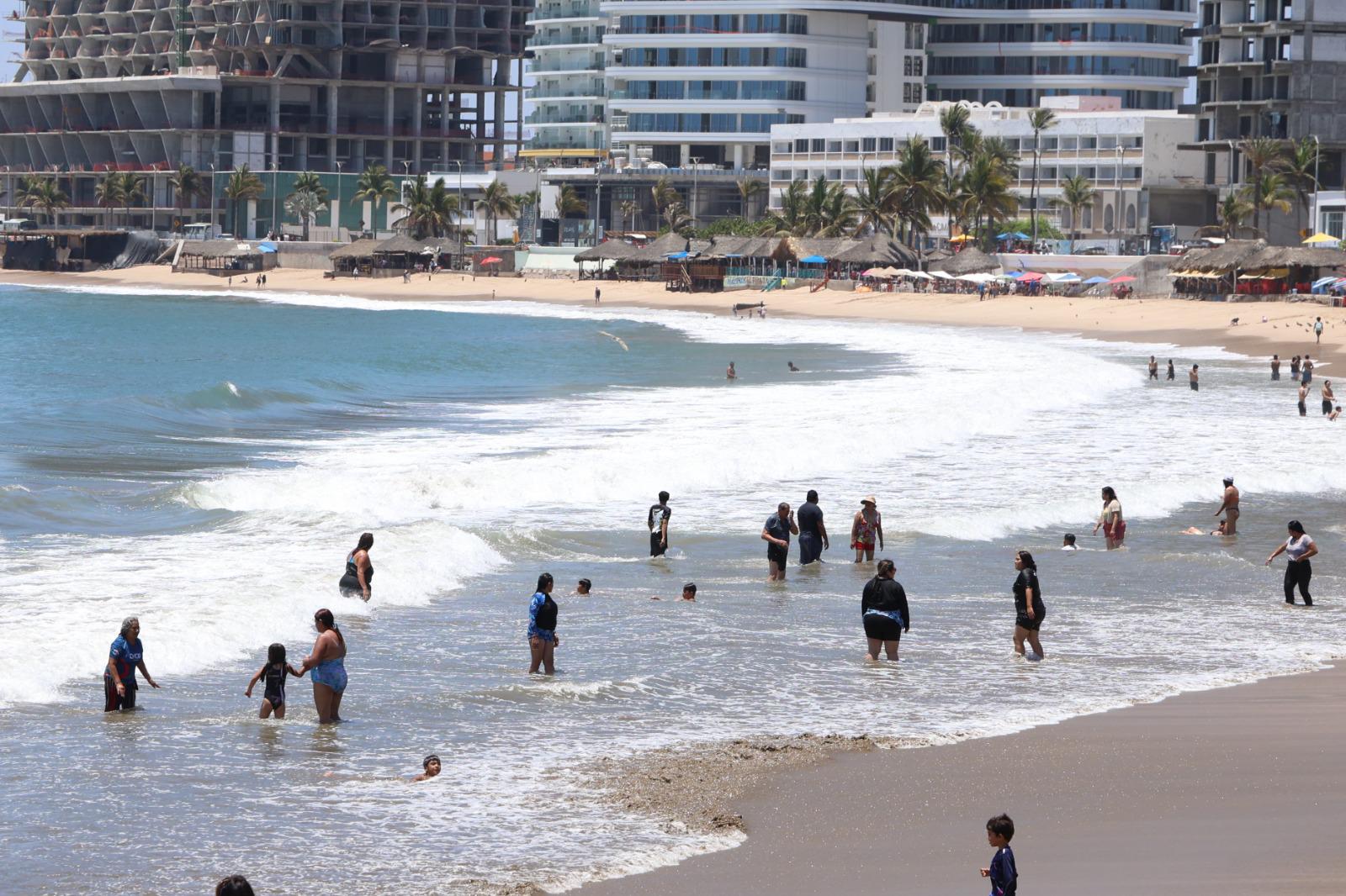 $!Llaman a extremar precauciones en playas de Mazatlán por mar de fondo