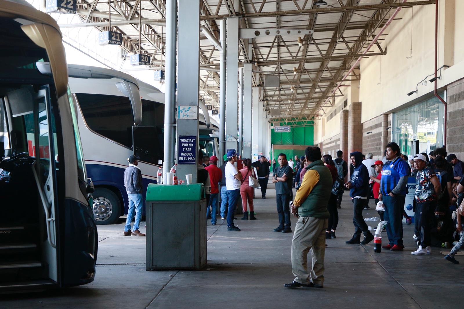 $!Permanecen varados cientos de pasajeros en la Central de Autobuses de Culiacán