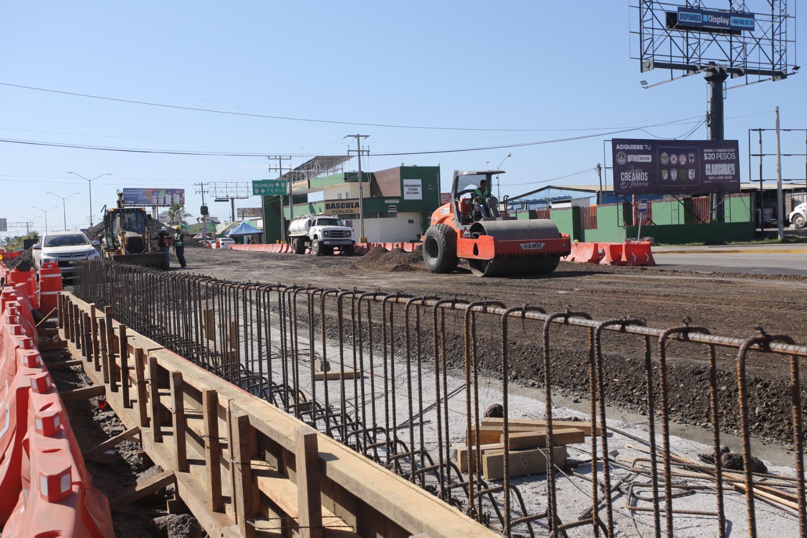 $!Arrancan trabajos de colado en rampas del nuevo paso vehicular superior de avenida Pérez Escobosa, en Mazatlán