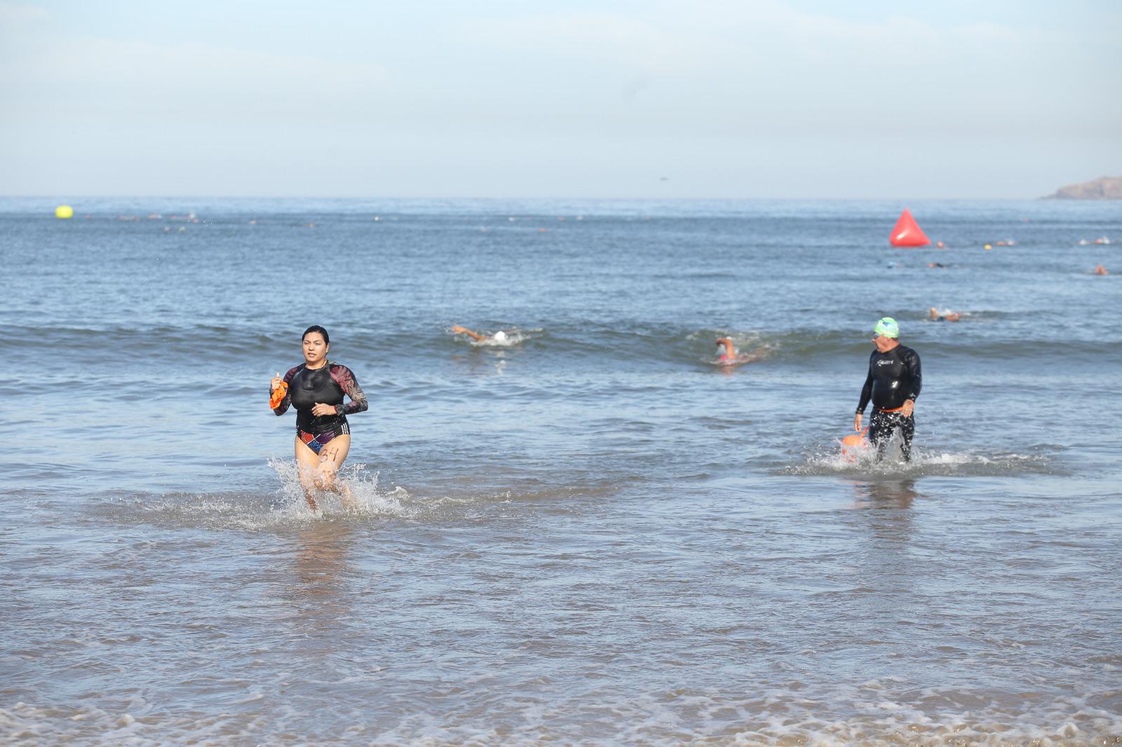 $!Zazueta y Luna superan al Pacífico y se llevan la Cuarta Travesía Puntuable de Natación