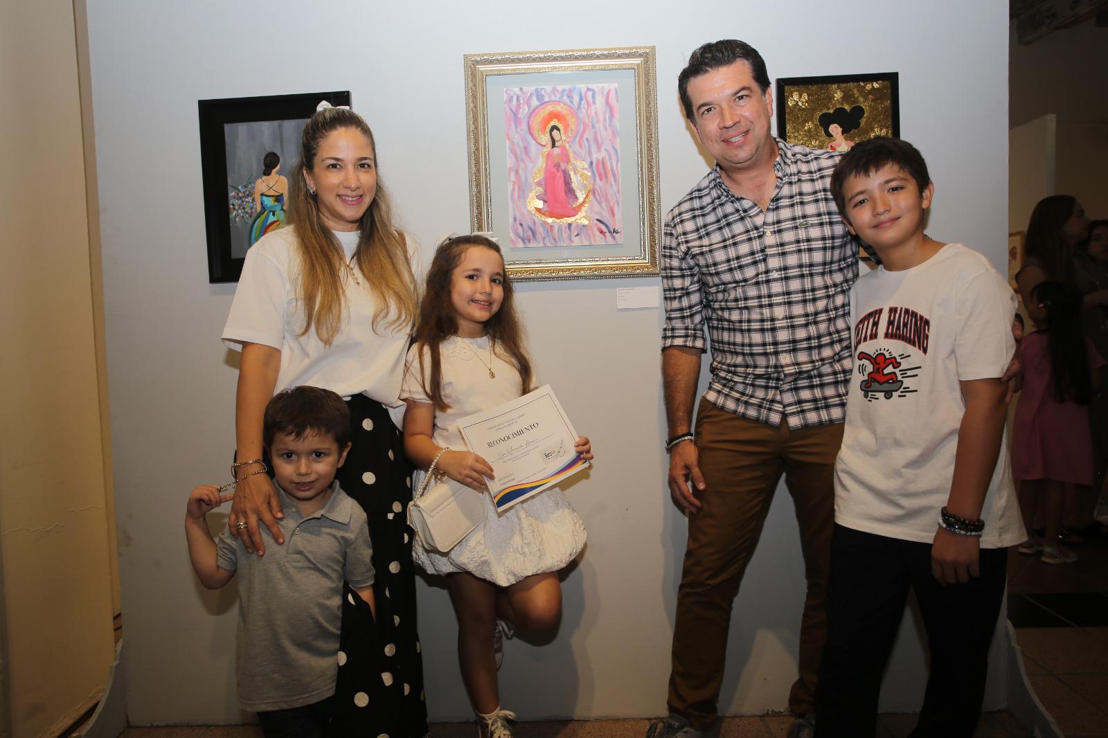 $!Elisa entre sus padres, Edna Acuña y Hermes Villaseñor, y sus hermanos, Emiliano y Hermes.