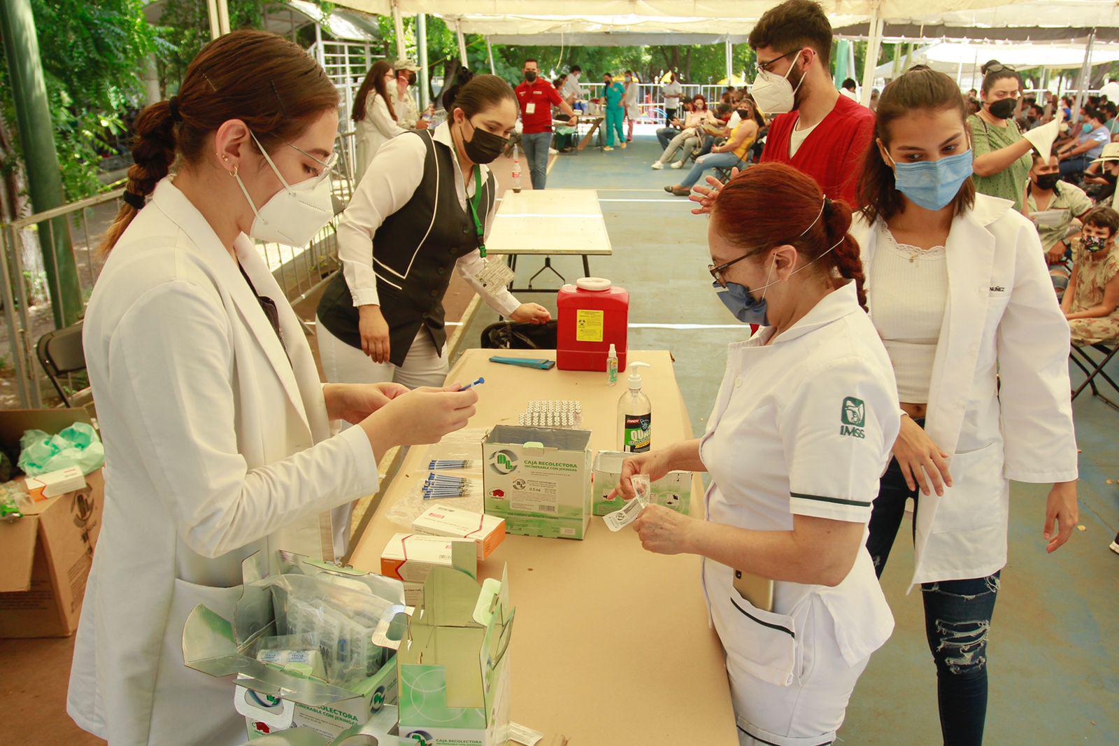 $!Jóvenes de 30 a 39 años acuden a vacunarse por segundo día en Culiacán