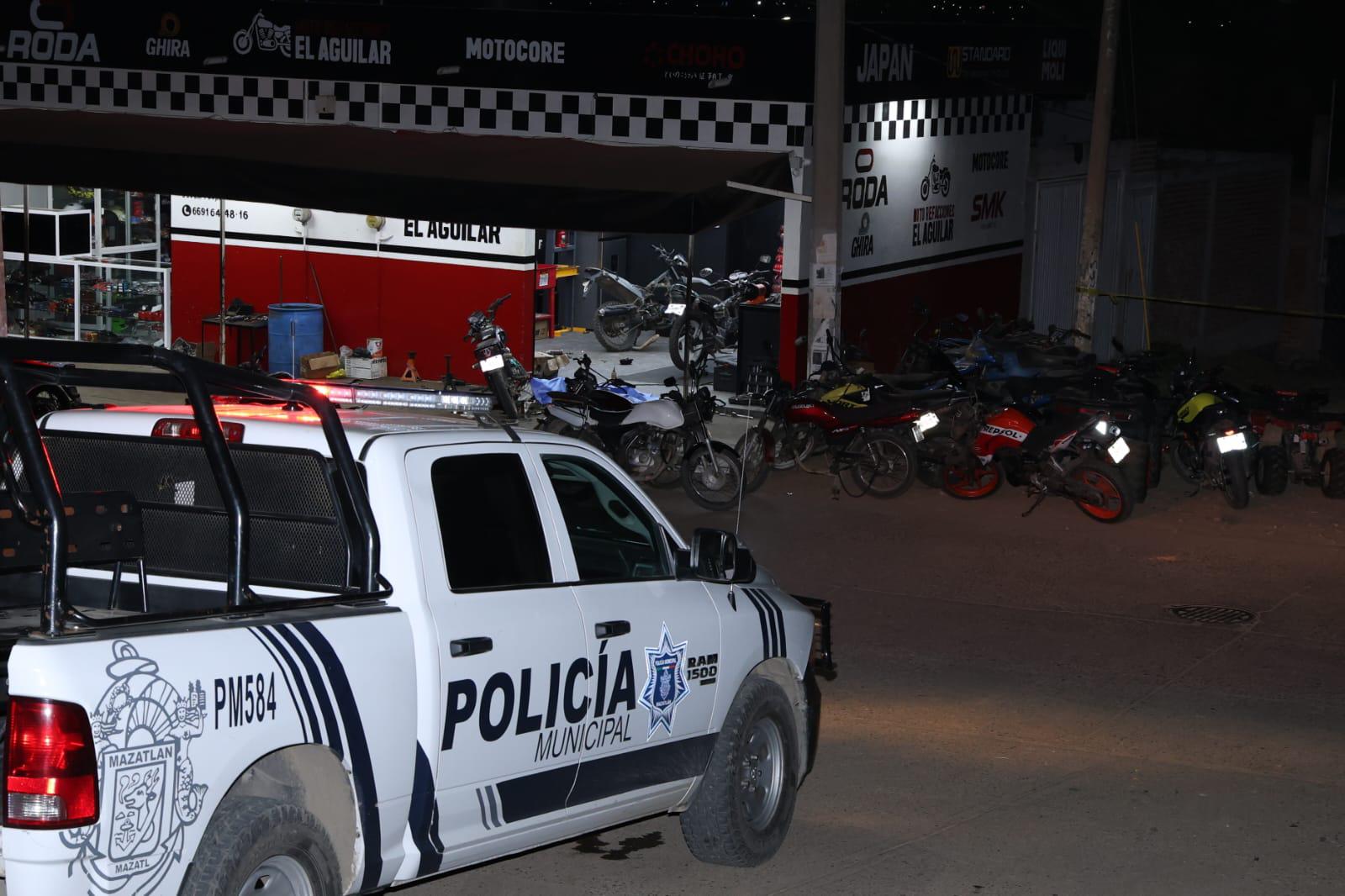 $!Matan a dos personas en Lomas del Ébano y hieren a otro en la avenida Múnich, frente al panteón Renacimiento, en Mazatlán