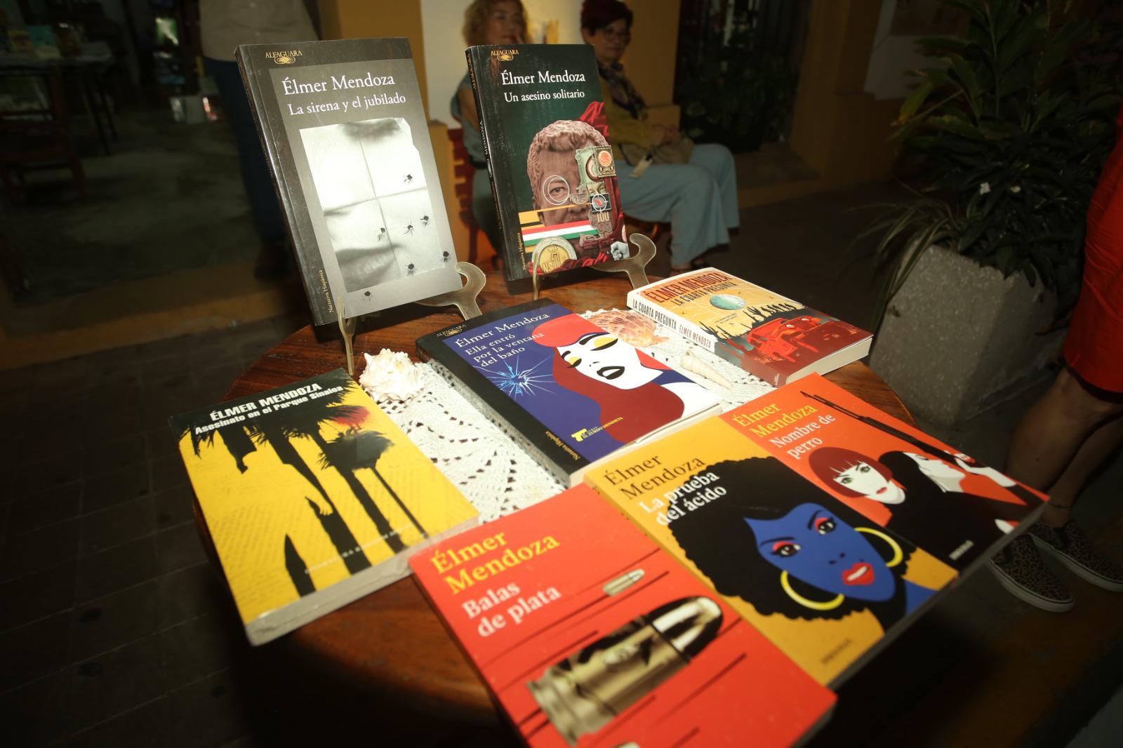 $!Obras de Élmer Mendoza estuvieron disponibles para el público durante la charla en el Centro Histórico.
