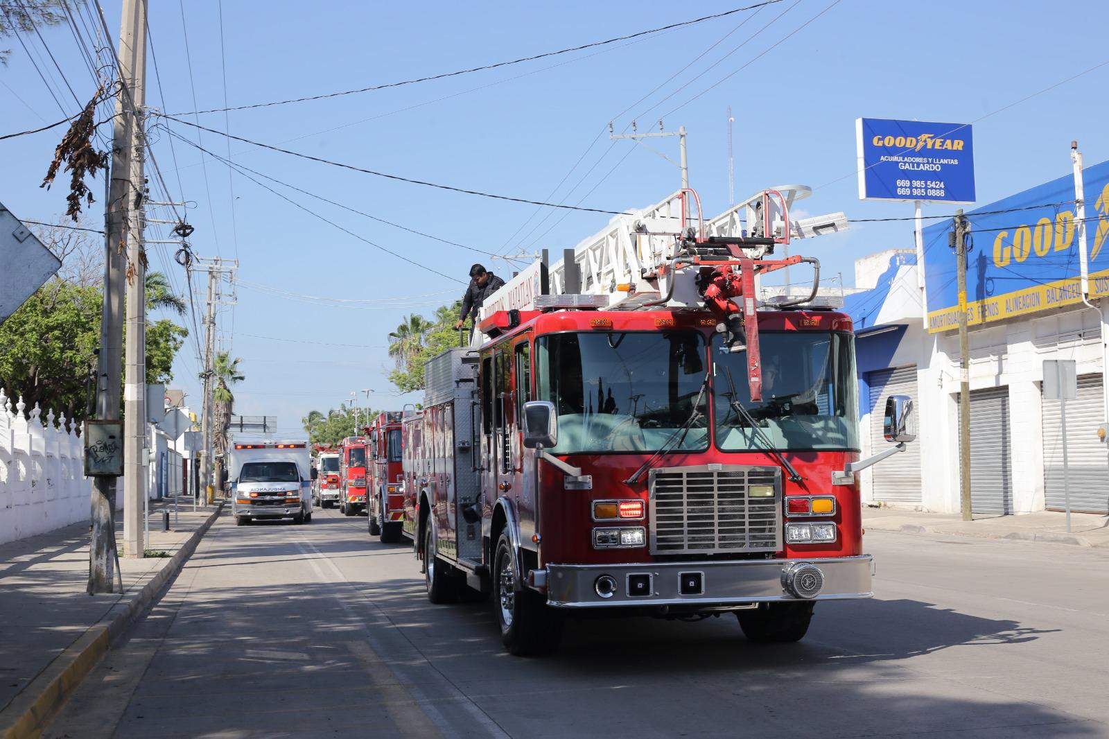 $!Recorren bomberos de Mazatlán las calles del puerto en celebración por su día