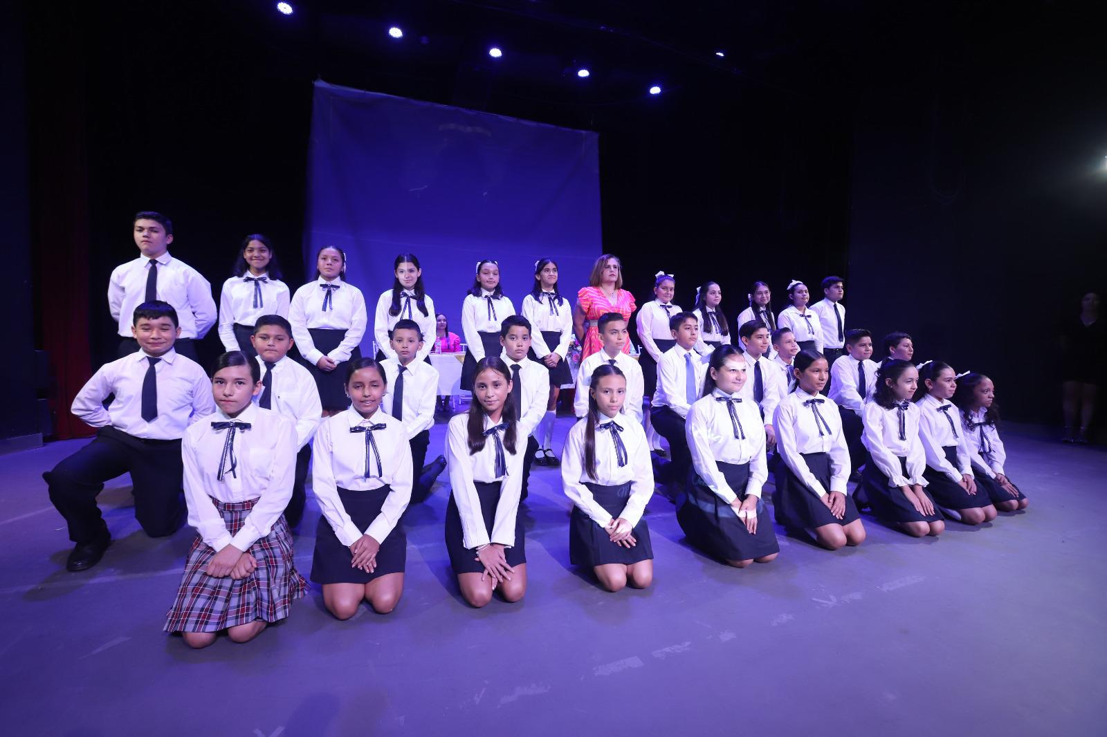 $!Los niños del Sexto A, con sus profesoras.