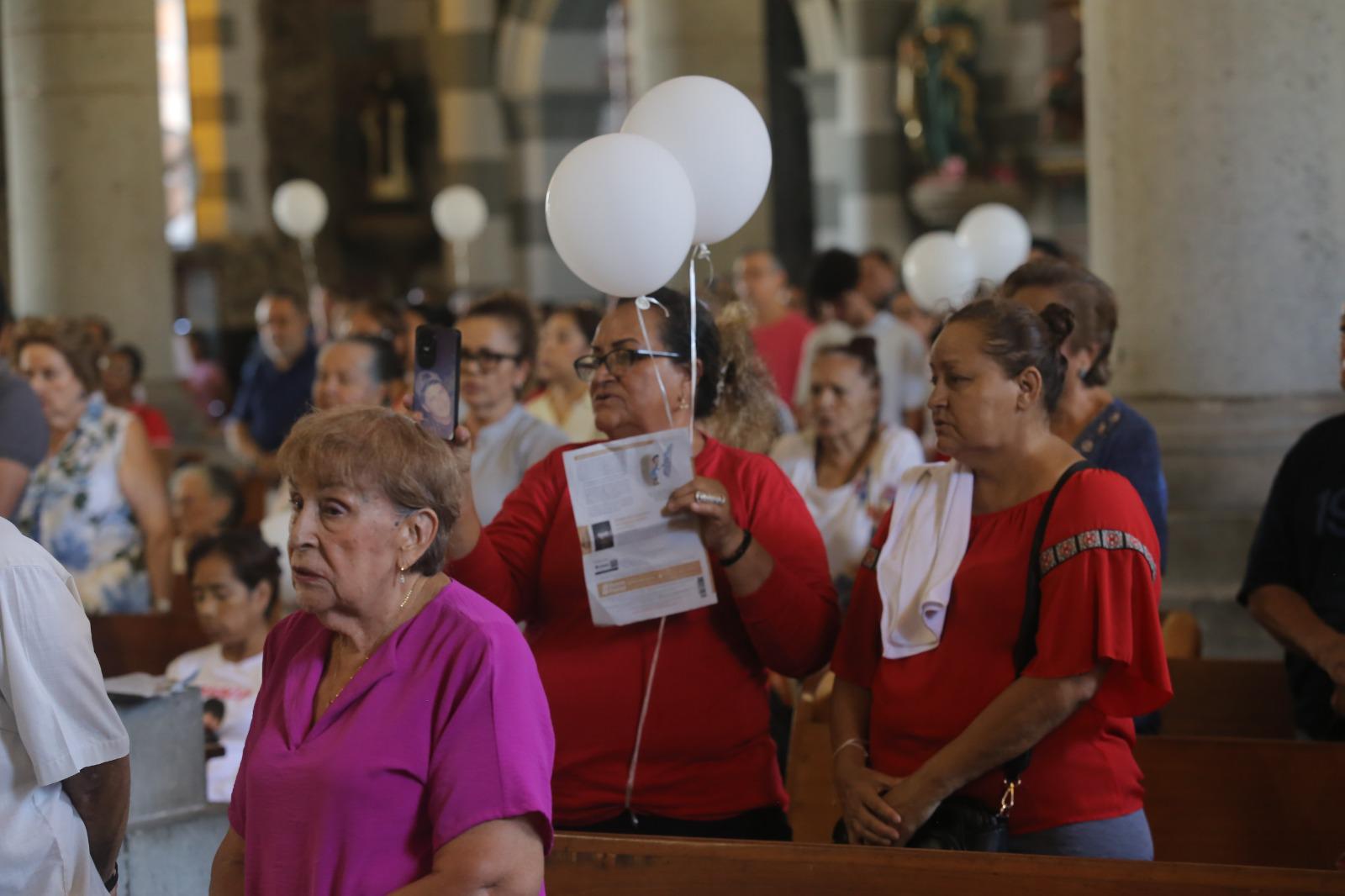 $!Elevan plegaria por sus desaparecidos en Catedral de Mazatlán