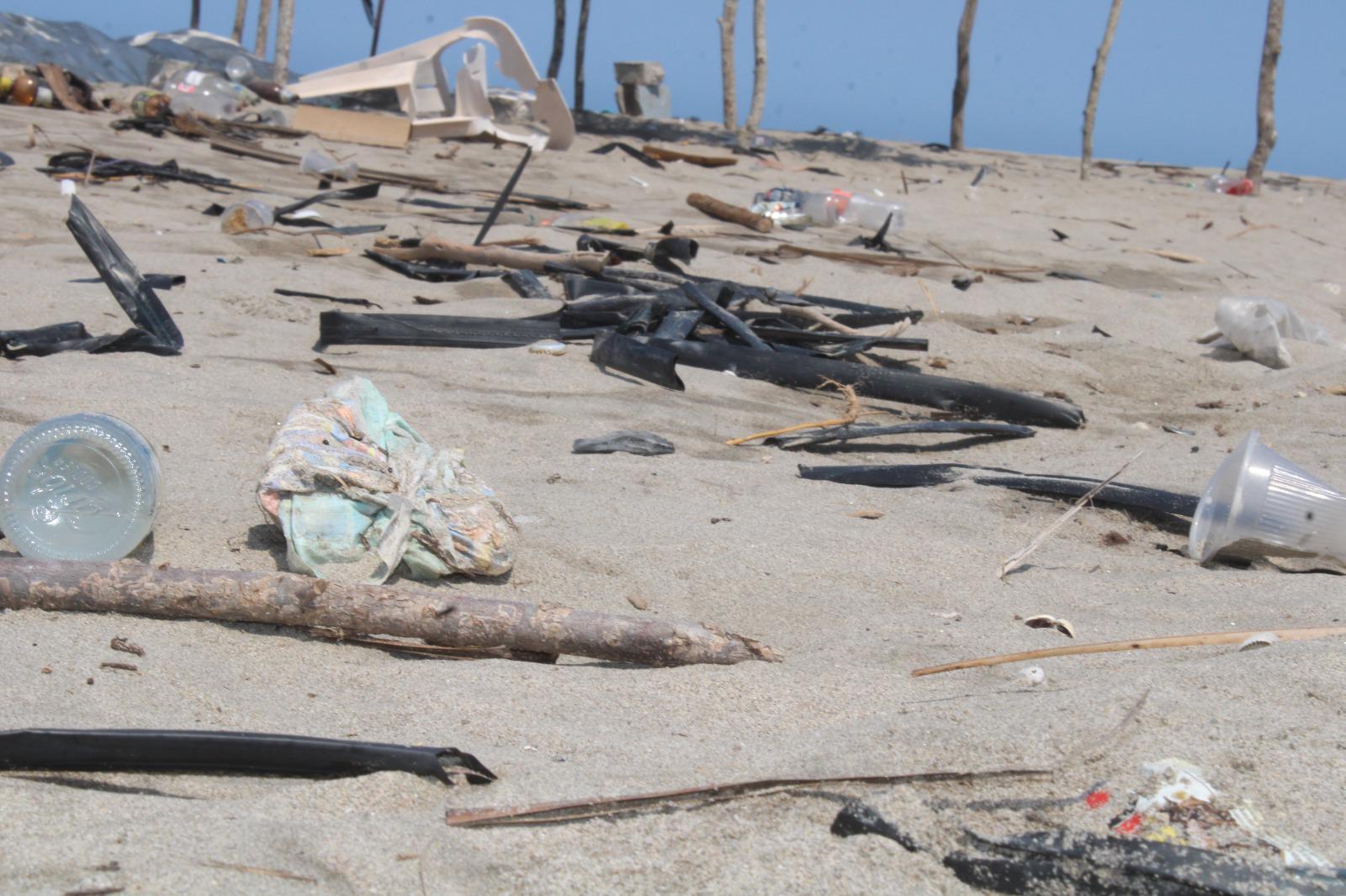 $!Playas de Rosario se quedan con basura y desechos tras la Semana Santa