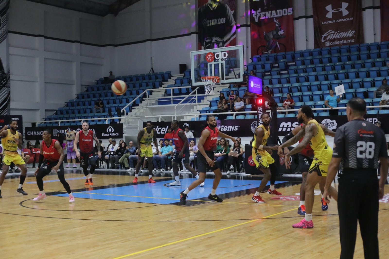 $!Caballeros de Culiacán barren a Venados Basketball con triunfo en Mazatlán