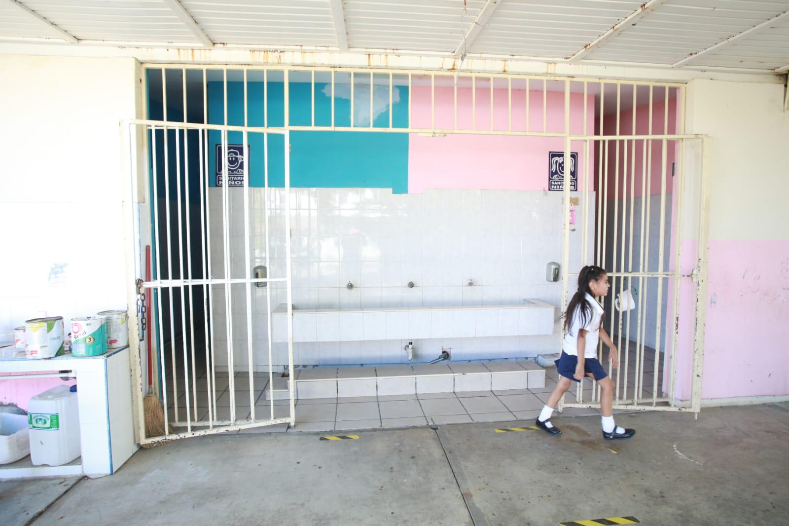 $!Denuncian colapso en el drenaje en jardín de niños de Mazatlán