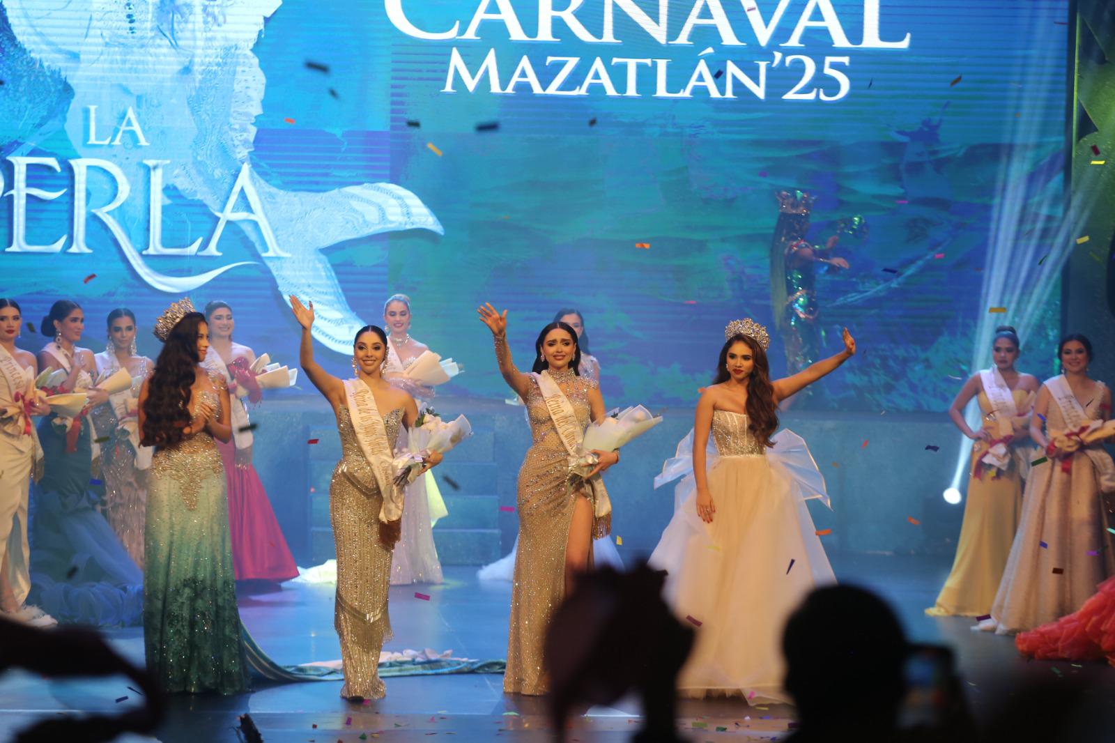 $!Desiré Ayón y Lucero Lizárraga al momento de recibir sus flores blancas y el título de reinas.