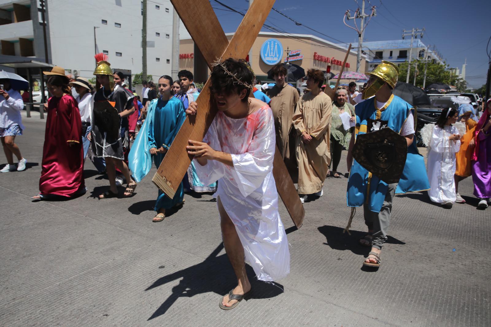 $!Viven con pasión fieles de San Judas el tradicional Viacrucis por la playa