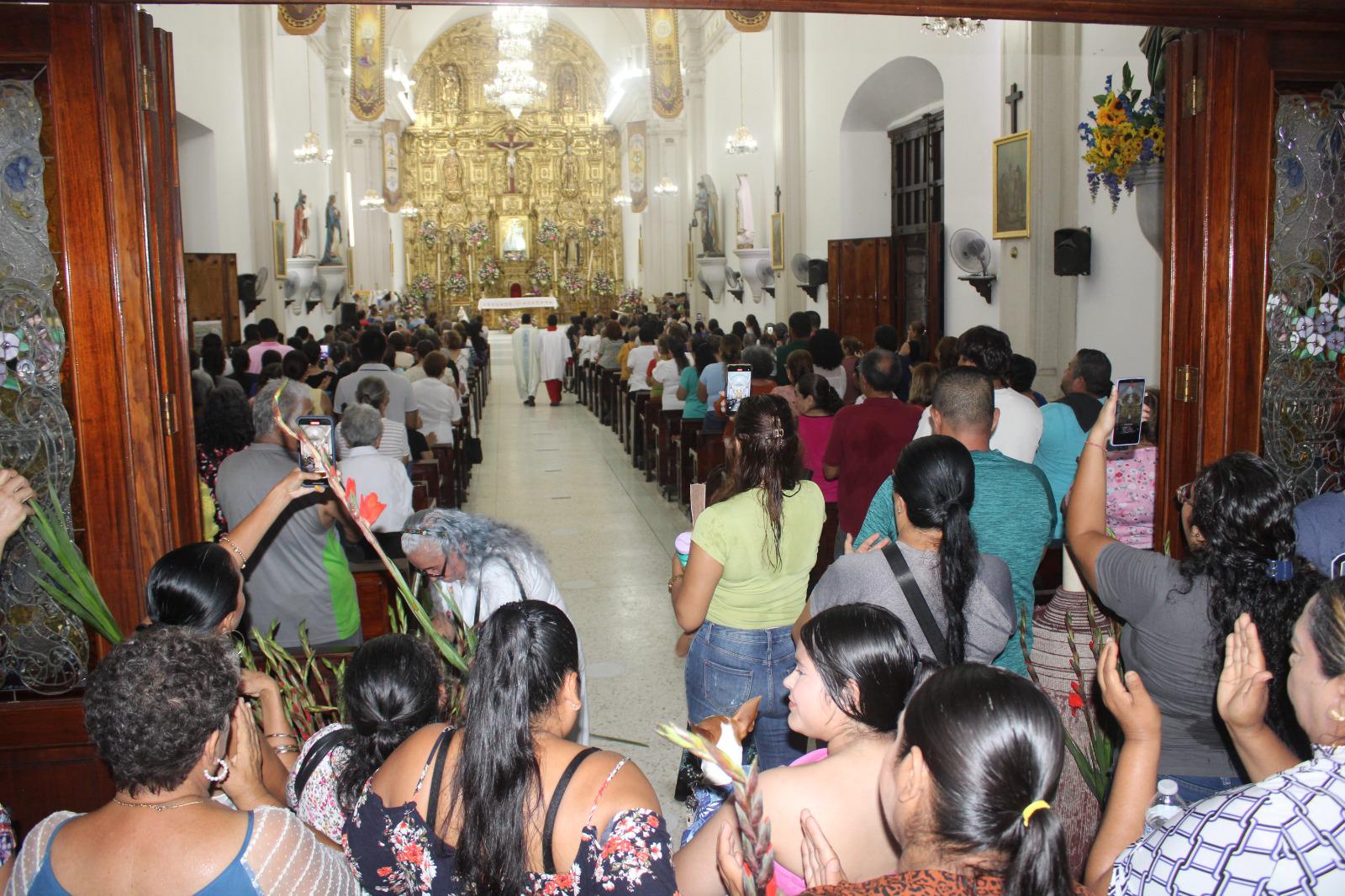 $!Comerciantes peregrinan para pedir a la Virgen del Rosario que vuelva la paz y con ella la prosperidad a sus negocios