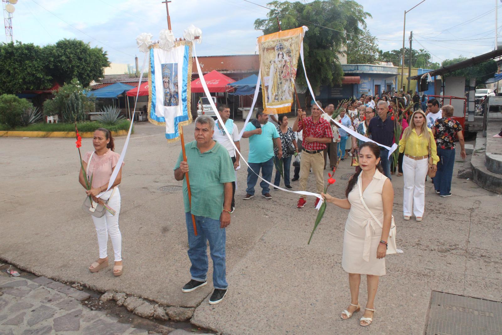 $!Comerciantes peregrinan para pedir a la Virgen del Rosario que vuelva la paz y con ella la prosperidad a sus negocios