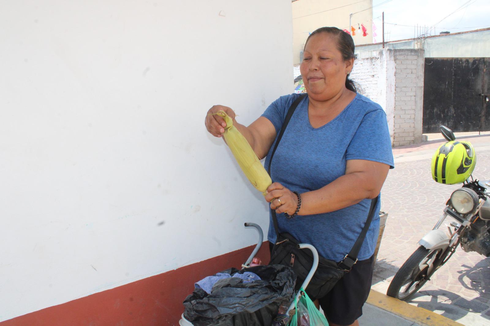$!Lorena mantiene vivo el legado de vender elotes cocidos en El Rosario