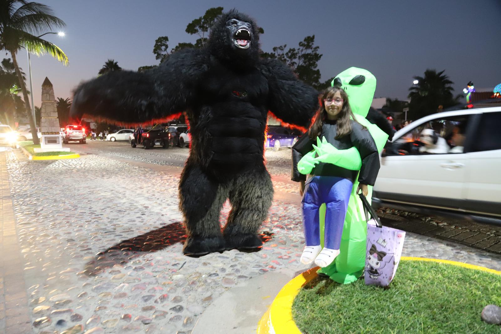 $!King Kong junto a Victoria Castro.