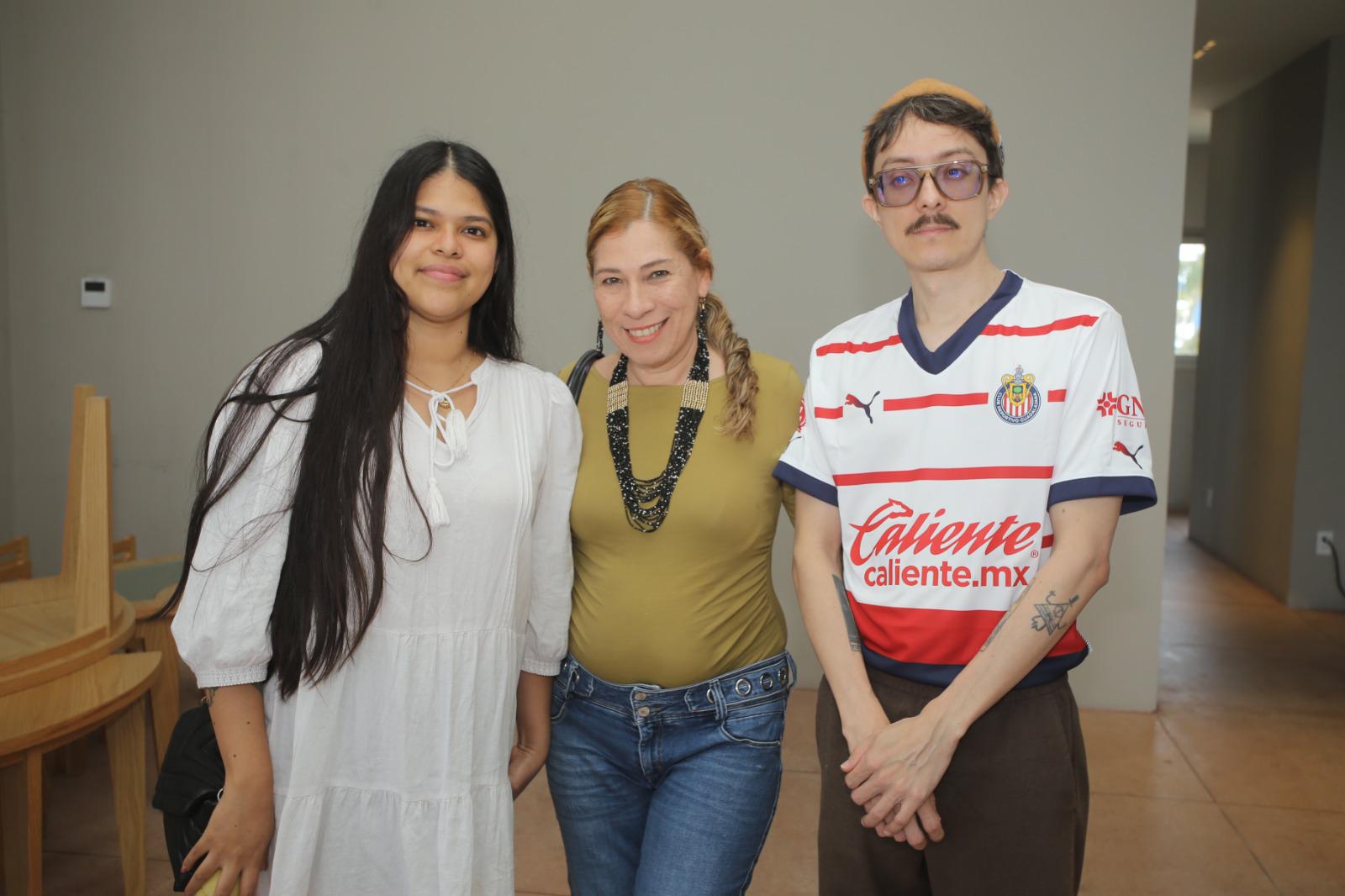 $!Yazmín Méndez, Martha Méndez y Sixto Santos.