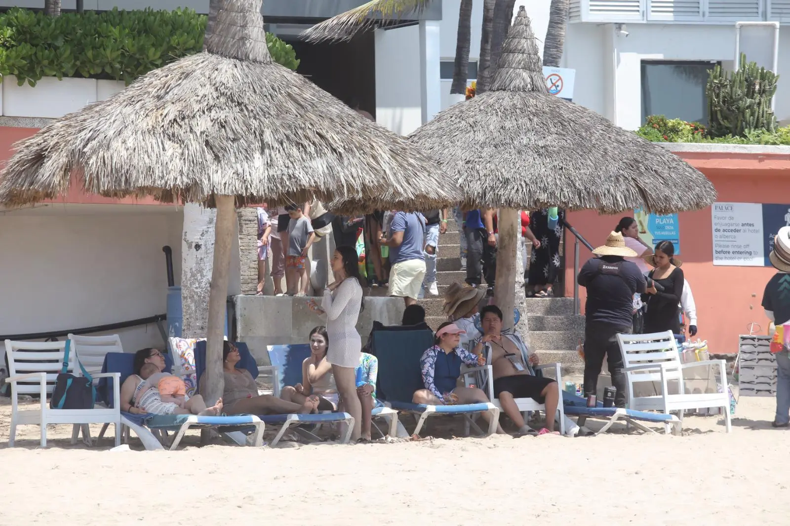 $!Disfrutan cientos de personas de playas y atractivos de Mazatlán en este Domingo de Ramos