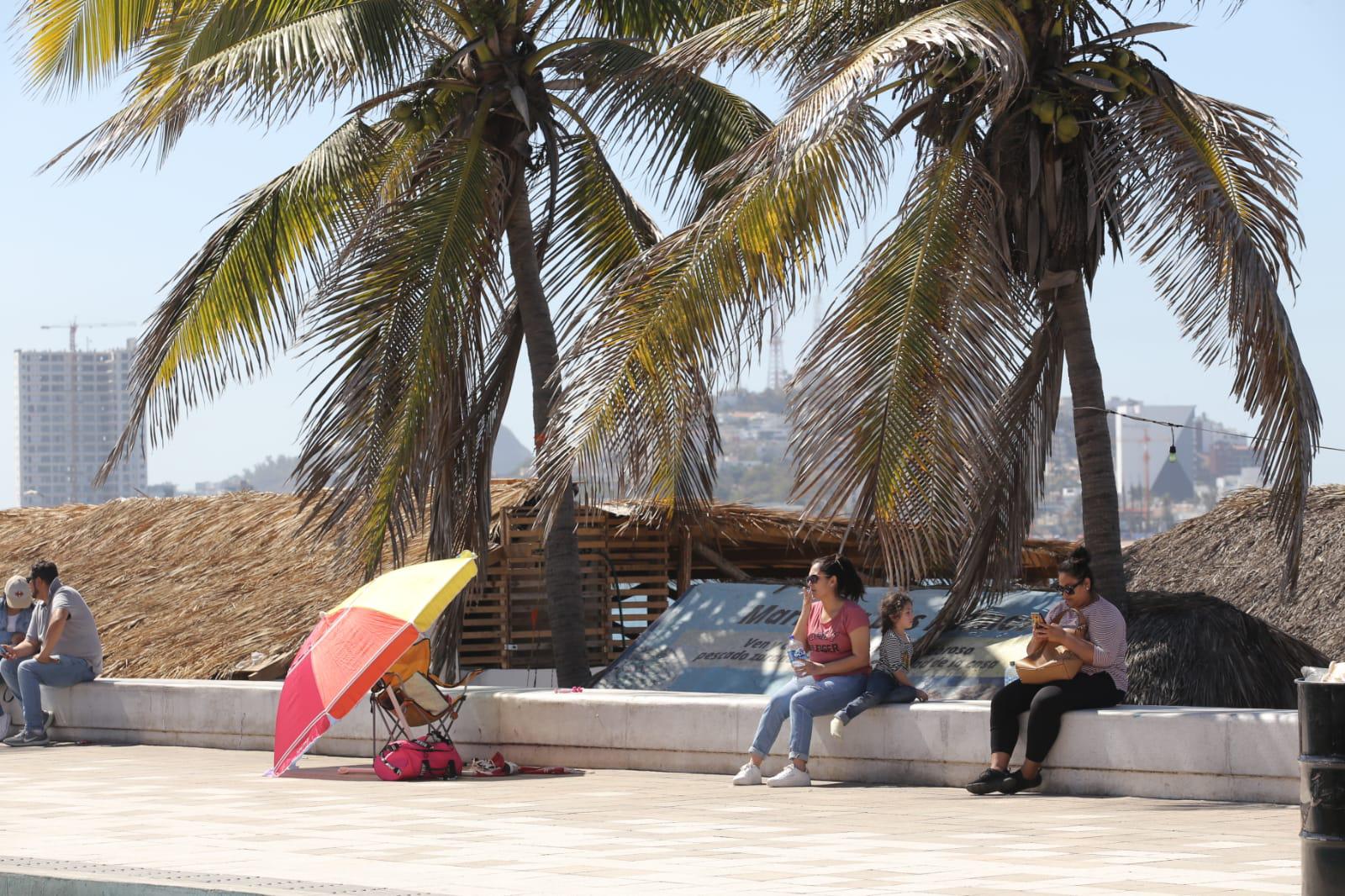 $!Este sábado ya hay gente apartando lugares en el malecón de Mazatlán