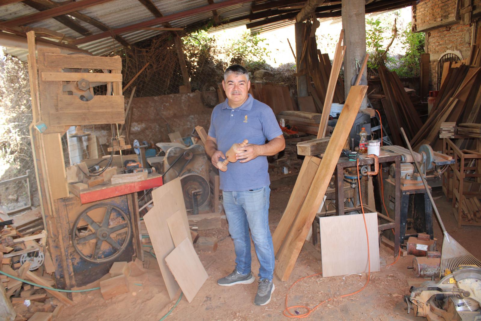 $!Felipe y Jesús Manuel mantienen en Concordia la pasión heredada de su padre: la carpintería