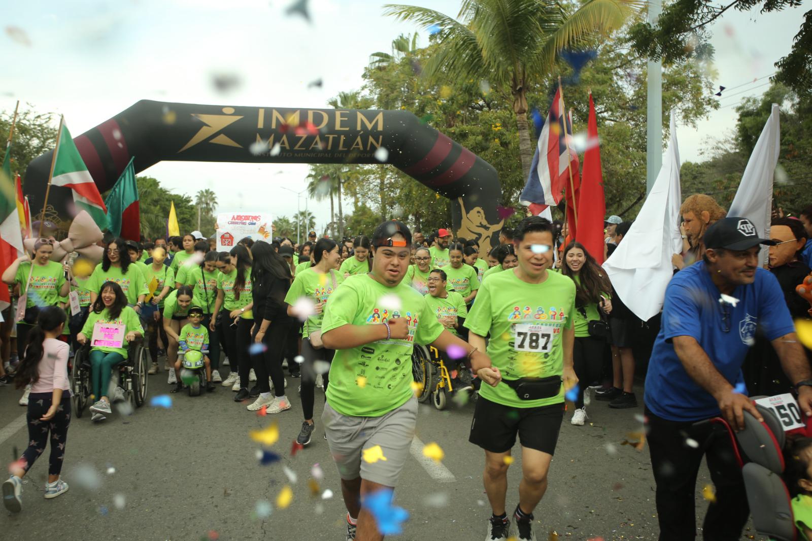 $!ICO reúne a más de mil personas en carrera inclusiva por la solidaridad en Mazatlán