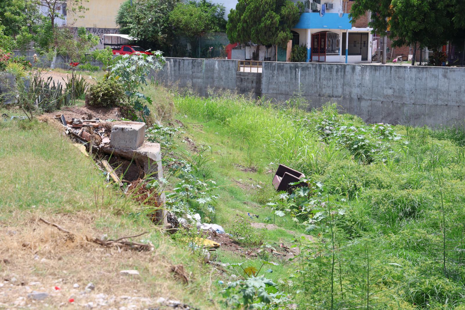 $!Vecinos denuncian basura y maleza en el Arroyo Jabalines pese a labores de limpieza