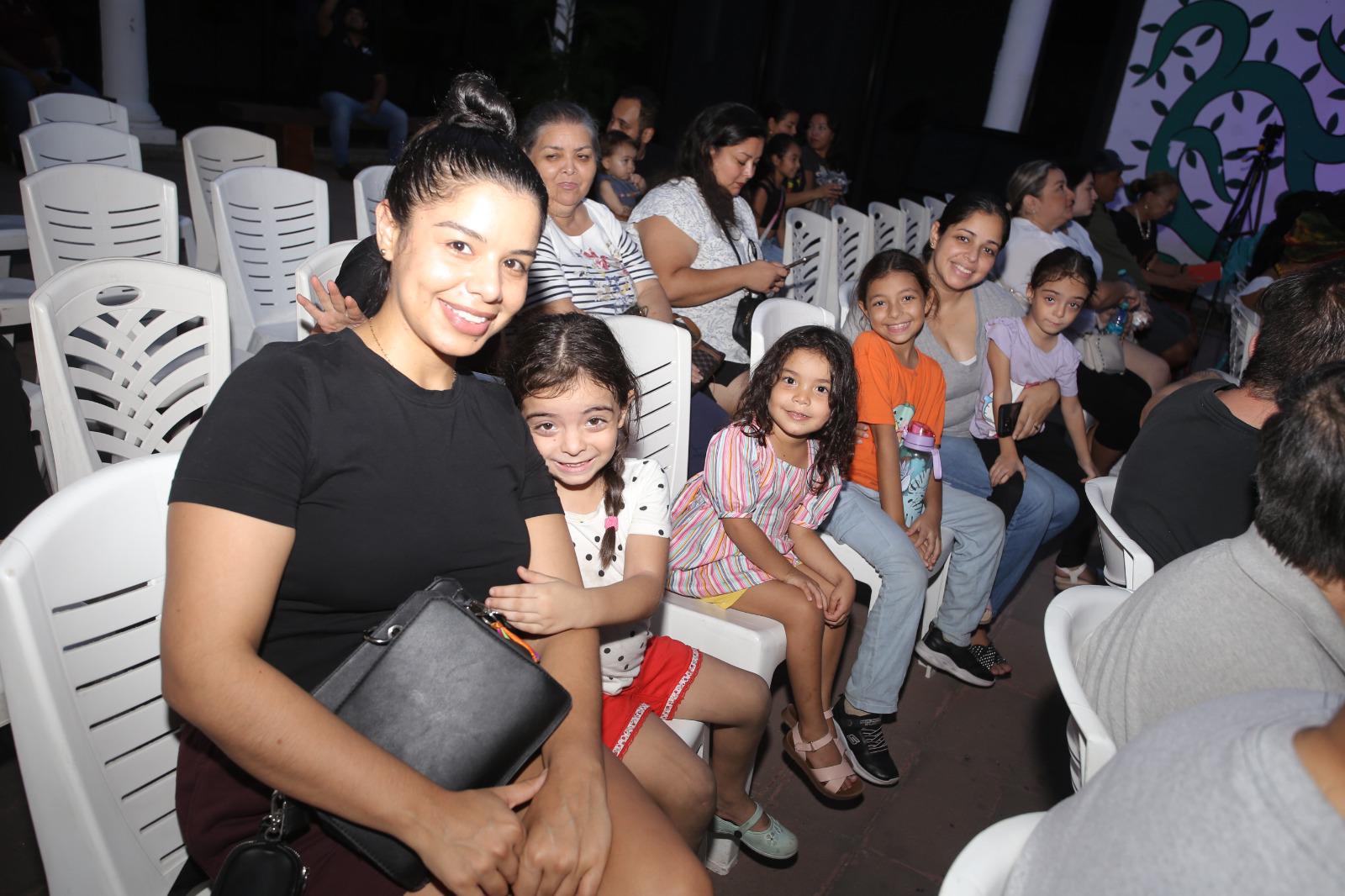 $!Abigaíl y Julieta Zambrano entre las pequeñas, Camila, Catalina, Emilia y Jazmín.