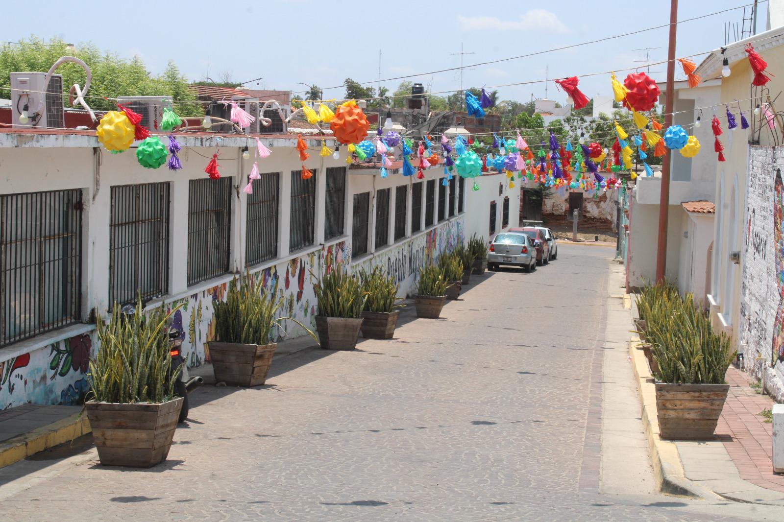 $!Colocan decoraciones en callejones y atractivos de Rosario