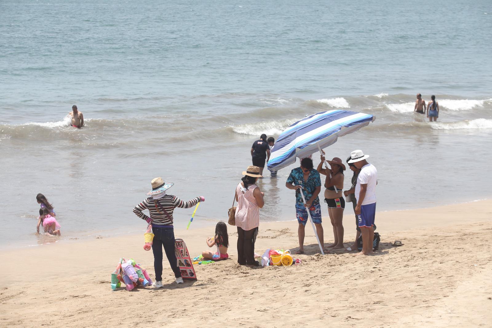 $!Turismo nacional se apodera de la zona costera de Mazatlán durante el fin de semana