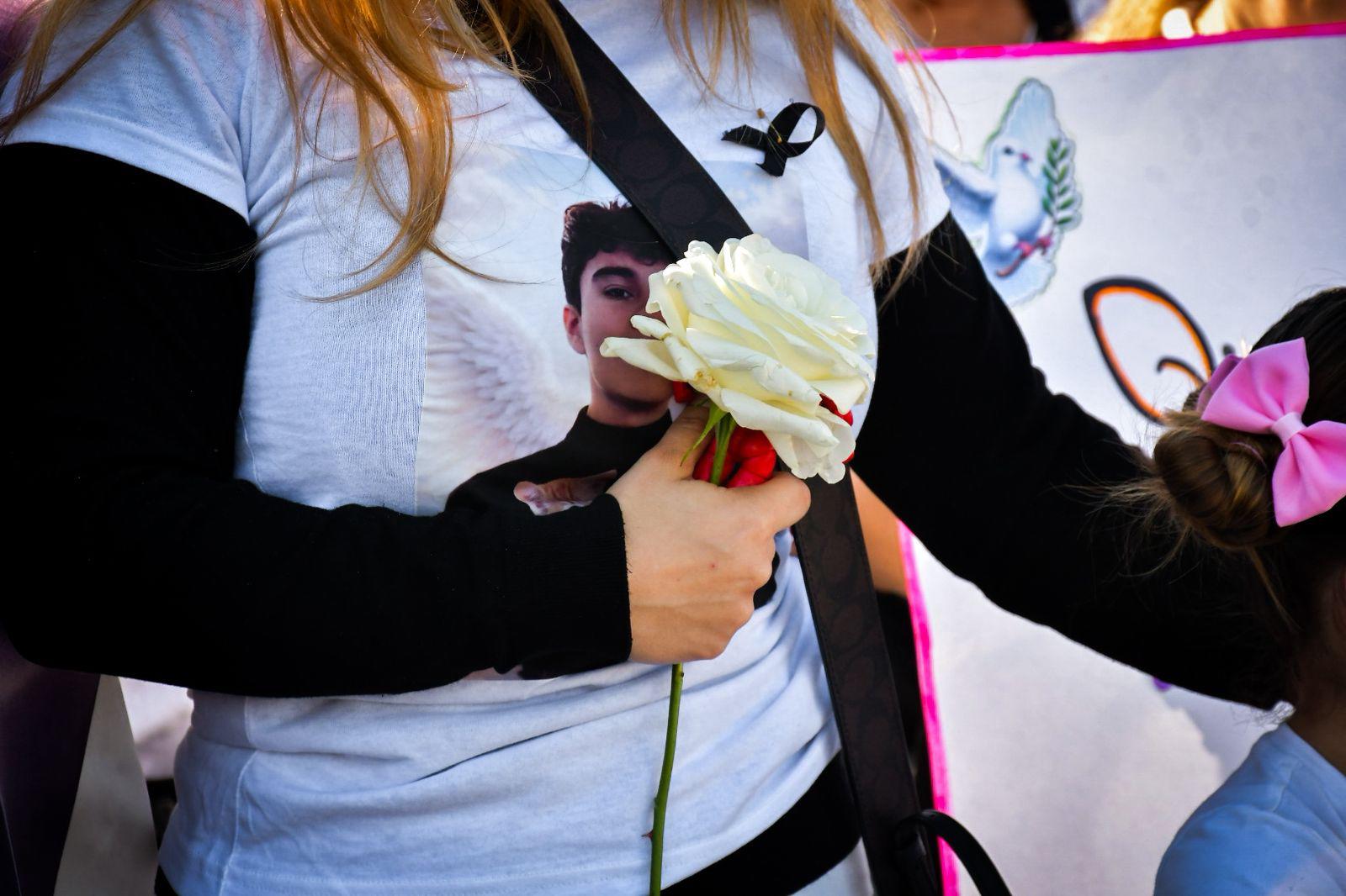 $!‘Que ninguna madre sienta el mismo sufrimiento que yo’; honran memoria de Ricardo Mizael y exigen paz en Sinaloa