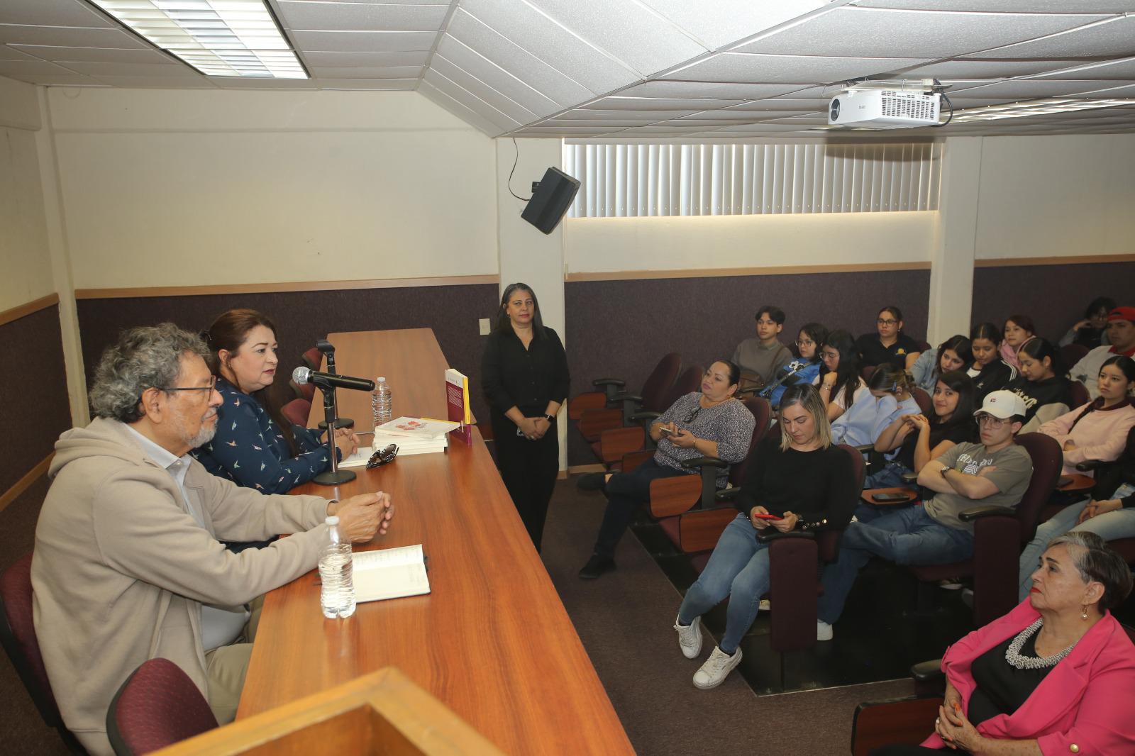 $!El maestro Élmer Mendoza exhortó a los jóvenes a leer.