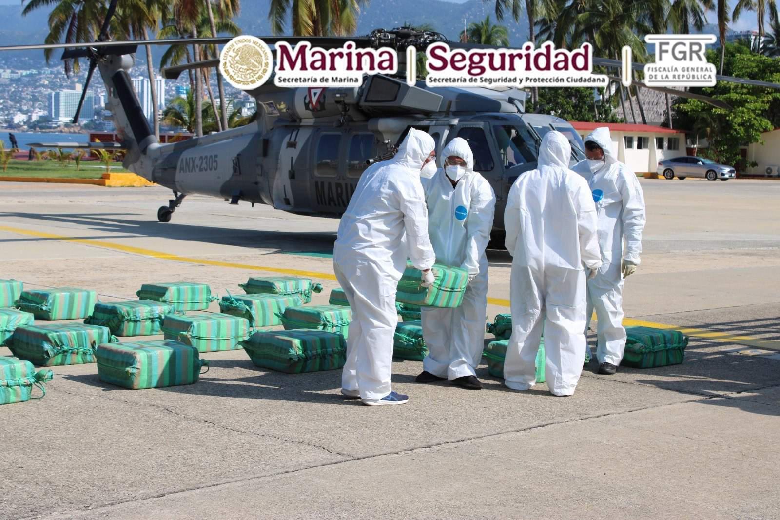 $!Decomisa la Marina 1.9 toneladas de cocaína en el mar de Guerrero y detienen a dos en una lancha