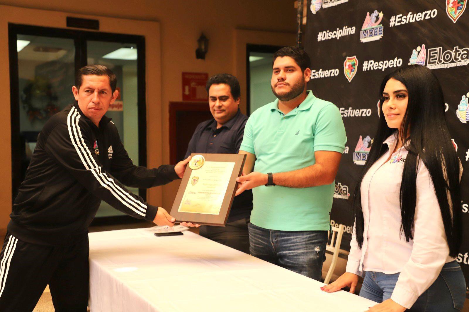 $!Recibe el taekwondoín Francisco Campaña el Premio Municipal del Deporte Elota 2022