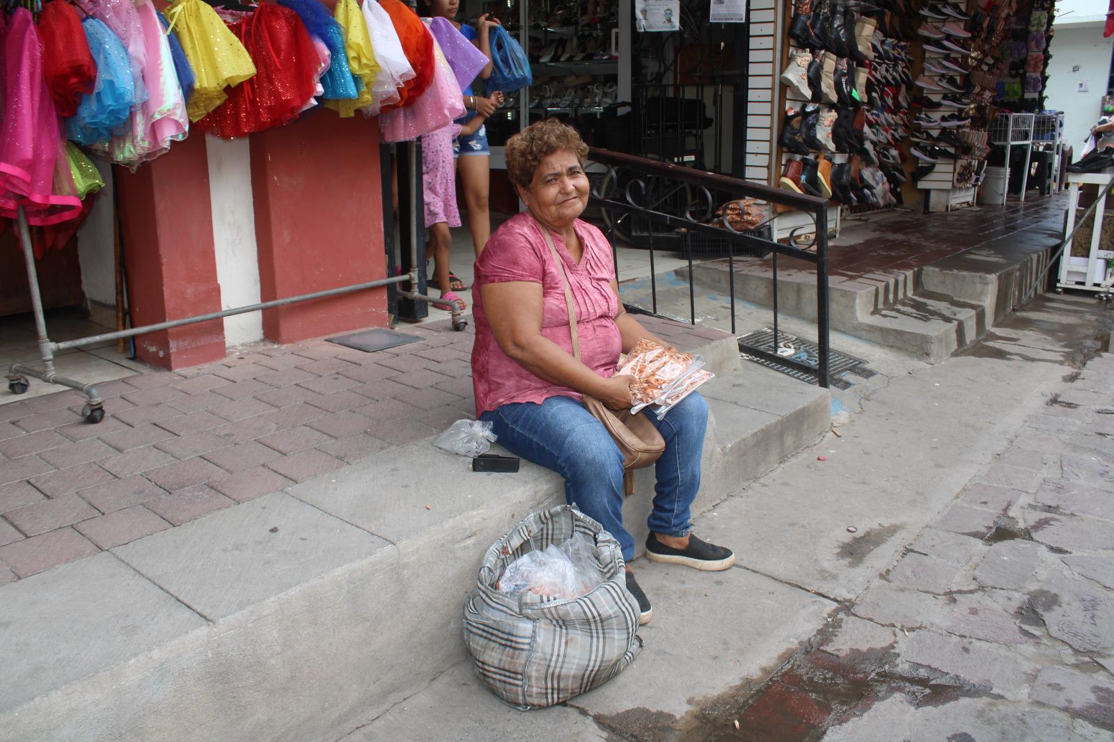 $!Ana María pidió 10 kilos de camarón seco fiados y encontró un oficio digno para salir adelante