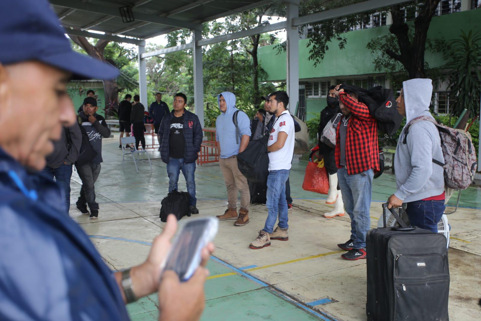 $!Trasladan a 46 personas en el albergue ubicado en el Cobaes de Villa Unión