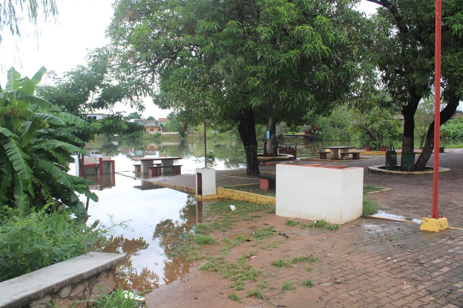 $!Se desbordan lagunas en Rosario e inundan viviendas