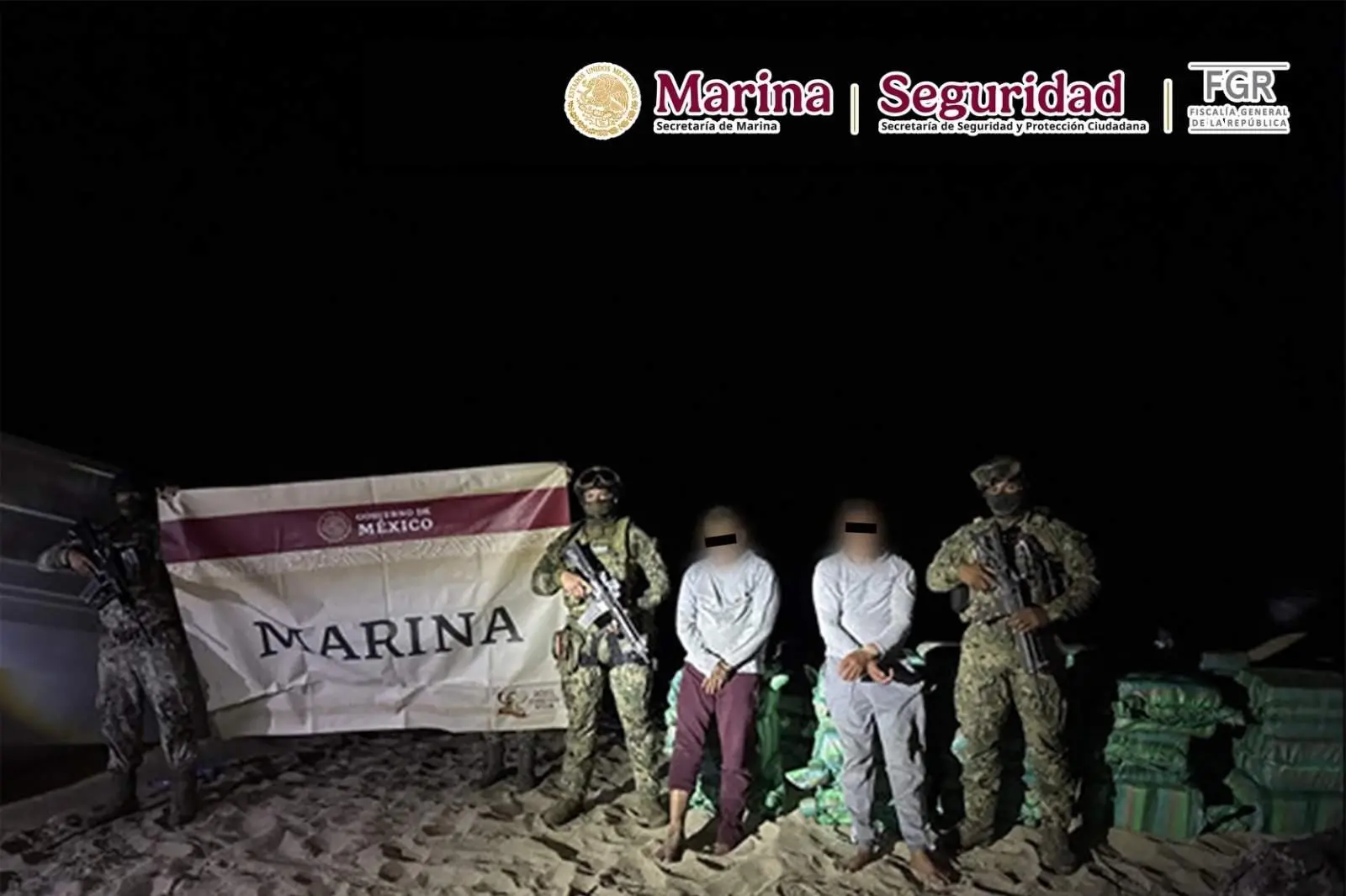 $!Decomisa la Marina 1.9 toneladas de cocaína en el mar de Guerrero y detienen a dos en una lancha