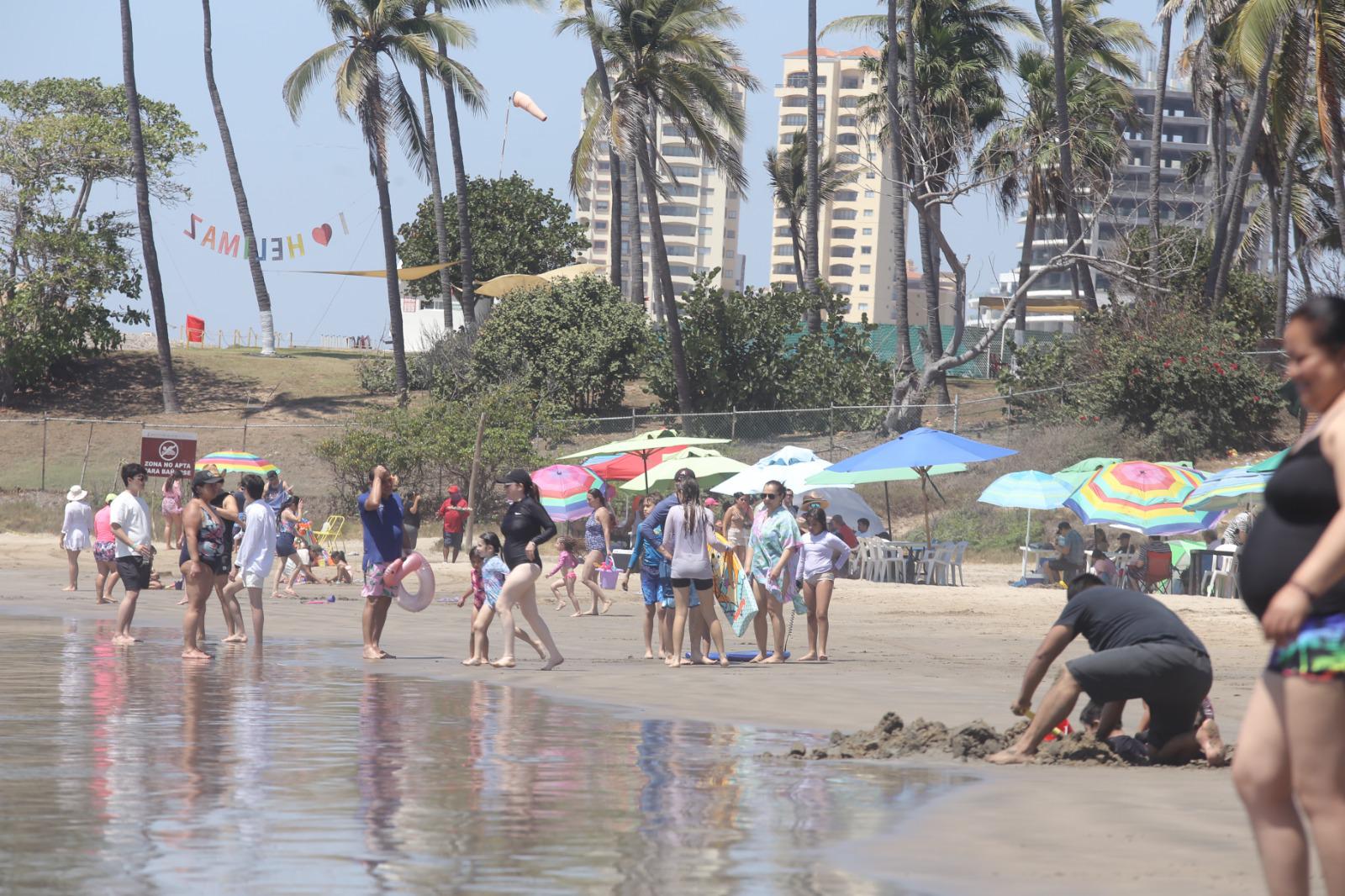 $!Se mantiene buena presencia de bañistas en las playas de Mazatlán